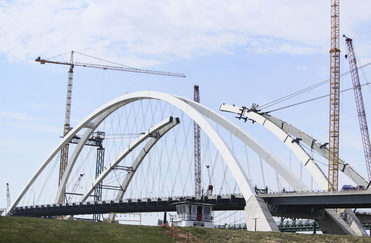 040621-qc-nws-bridge-01.JPG
