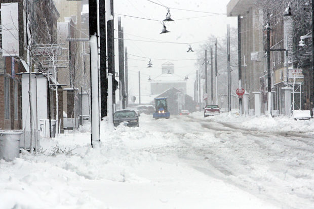 Storm dumps record amount of snow in Iowa