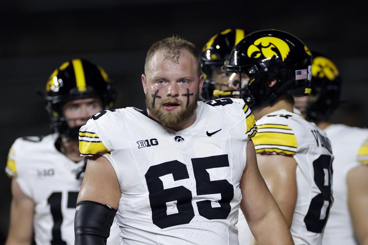 Chicago Bears draft Iowa center Logan Jones in second round
