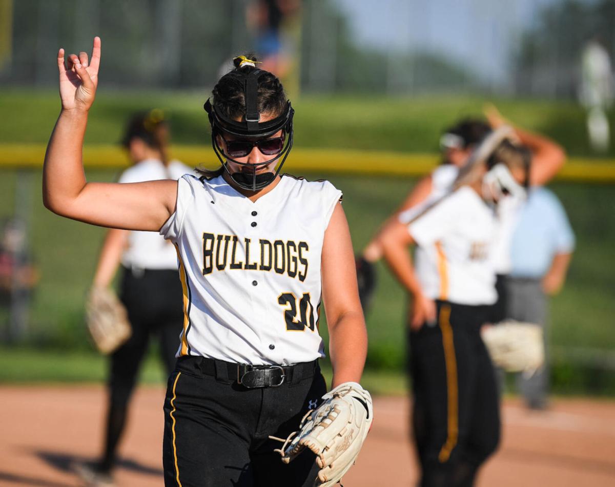 070121-qc-spt-assu-bett-softball-023