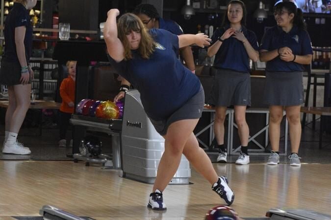 Women's bowling opens season with Midwest D3 Roundup