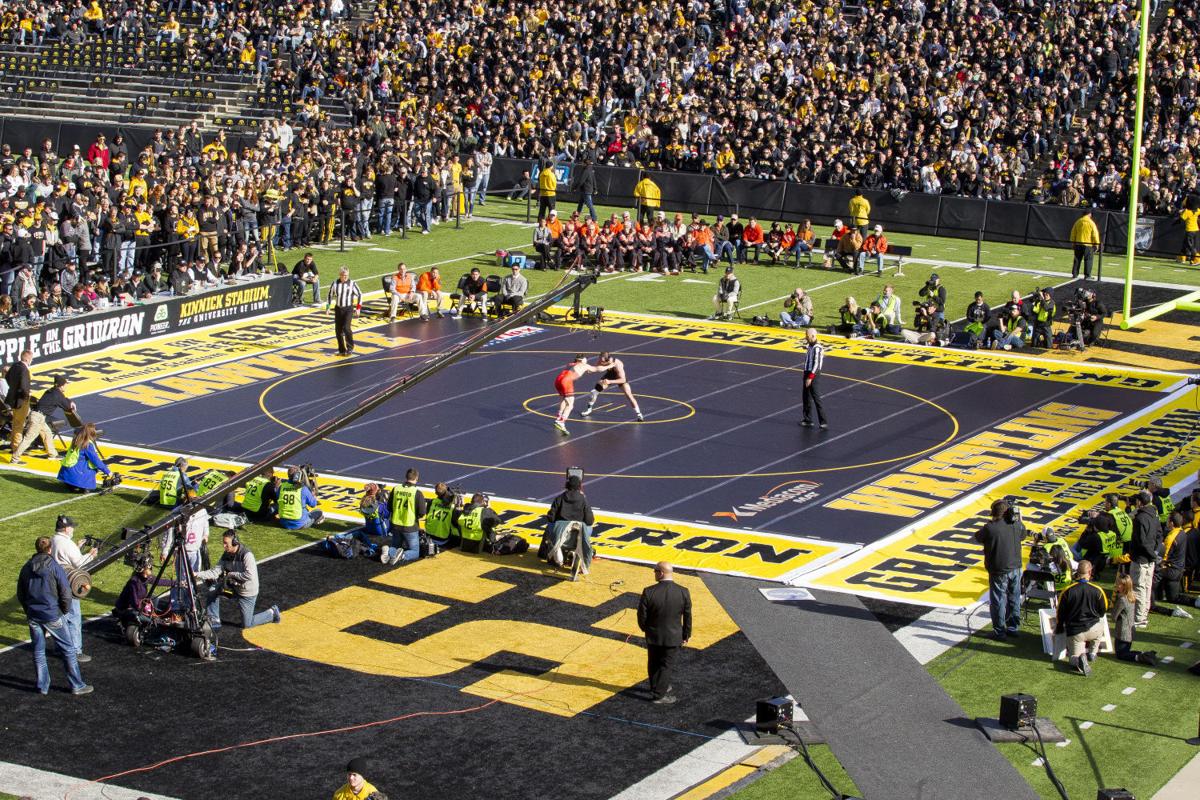 111415-iowa-wrestling-028