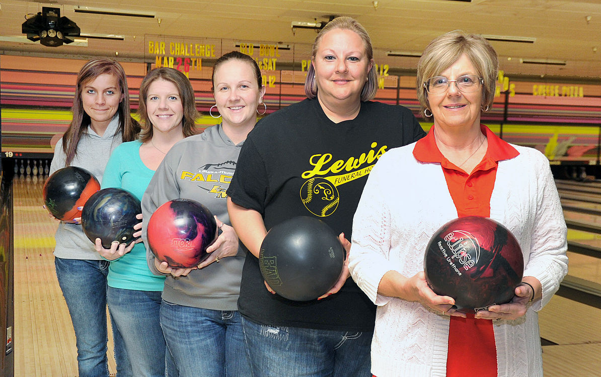 A family hooked: Multiple generations of Muscatine family bowl