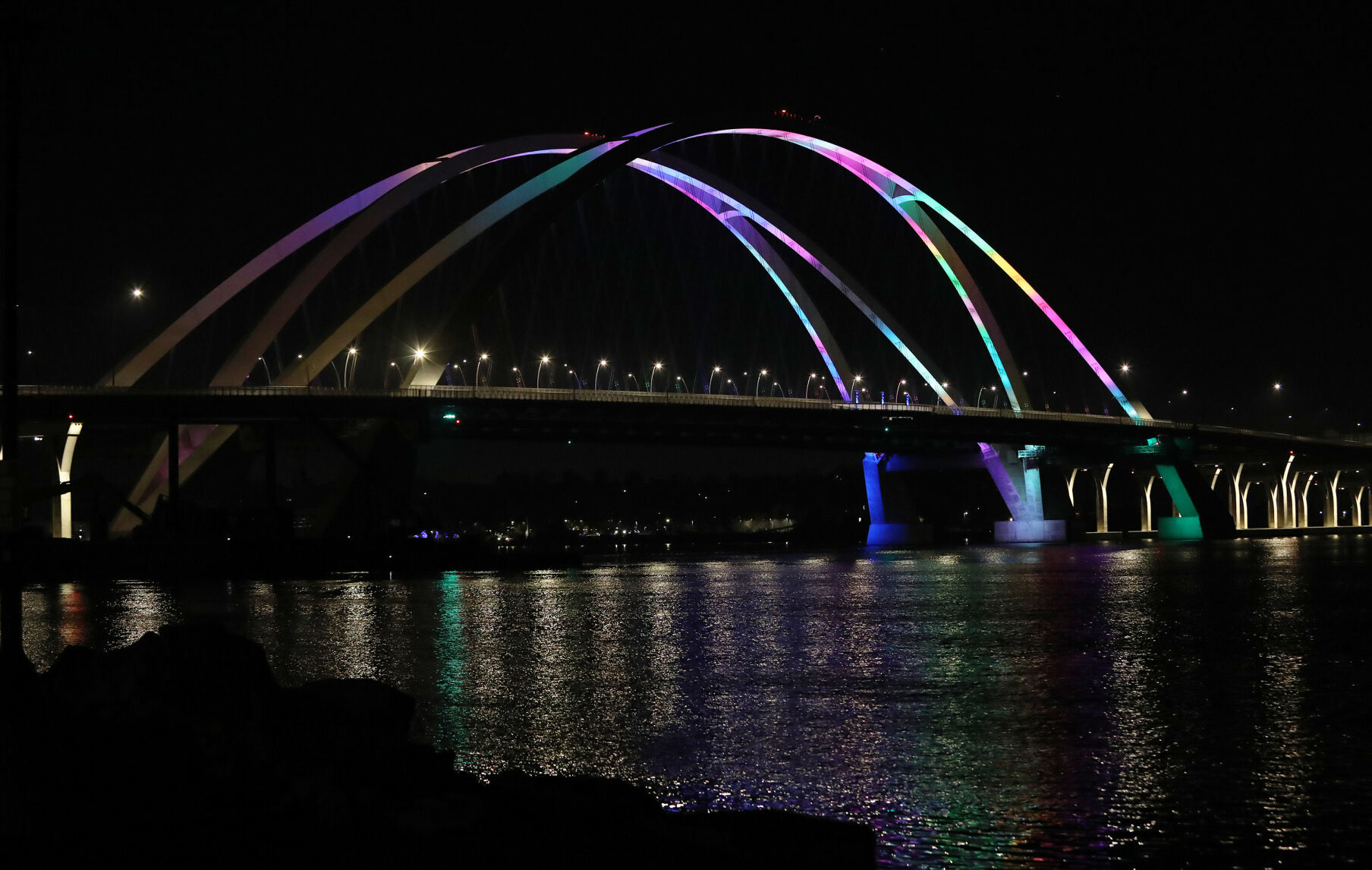 Quad-Cities I-74 bridge - who decides colors of the lights?