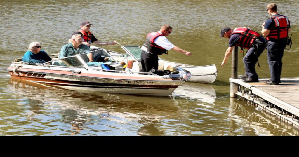 Canoe capsizes, two go into Mississippi River