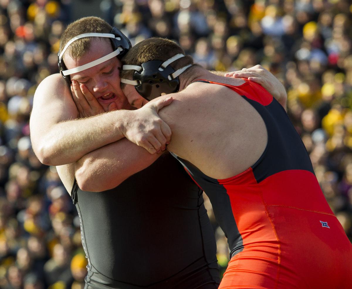 Stoll grows into starting heavyweight role for Hawkeyes Iowa Hawkeyes