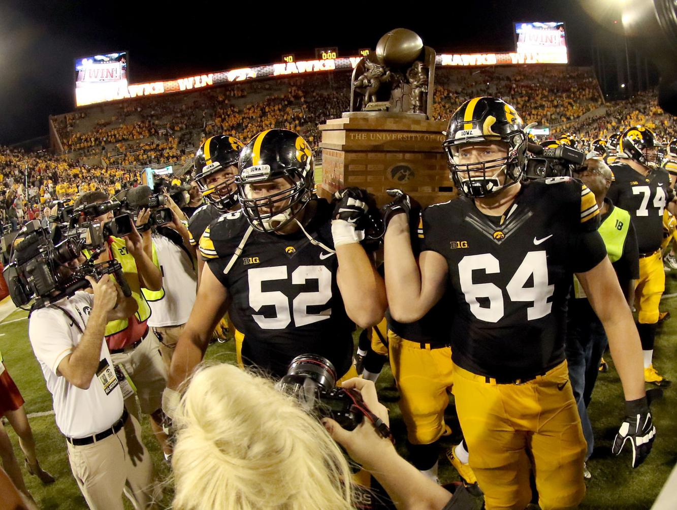 Hawkeye offensive line wins Joe Moore Award