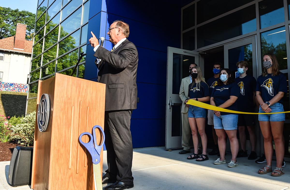 083121-qc-nws-augieribbon-002