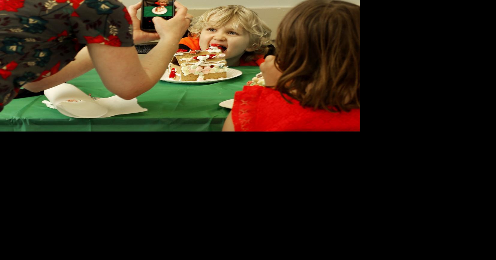 HyVee hosts gingerbread house making party