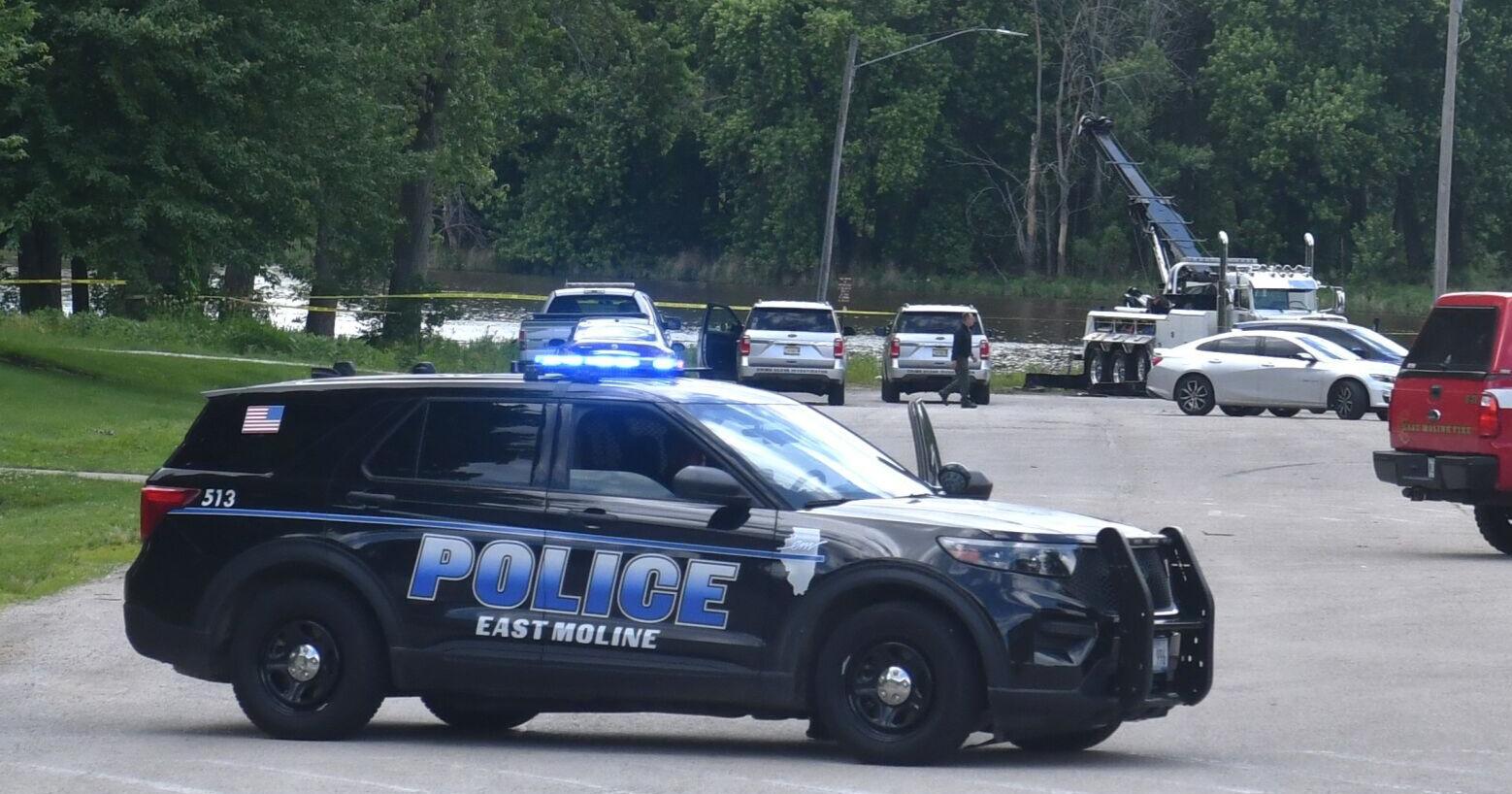 East Moline crews recovering vehicle from Mississippi River - Vimarsana News