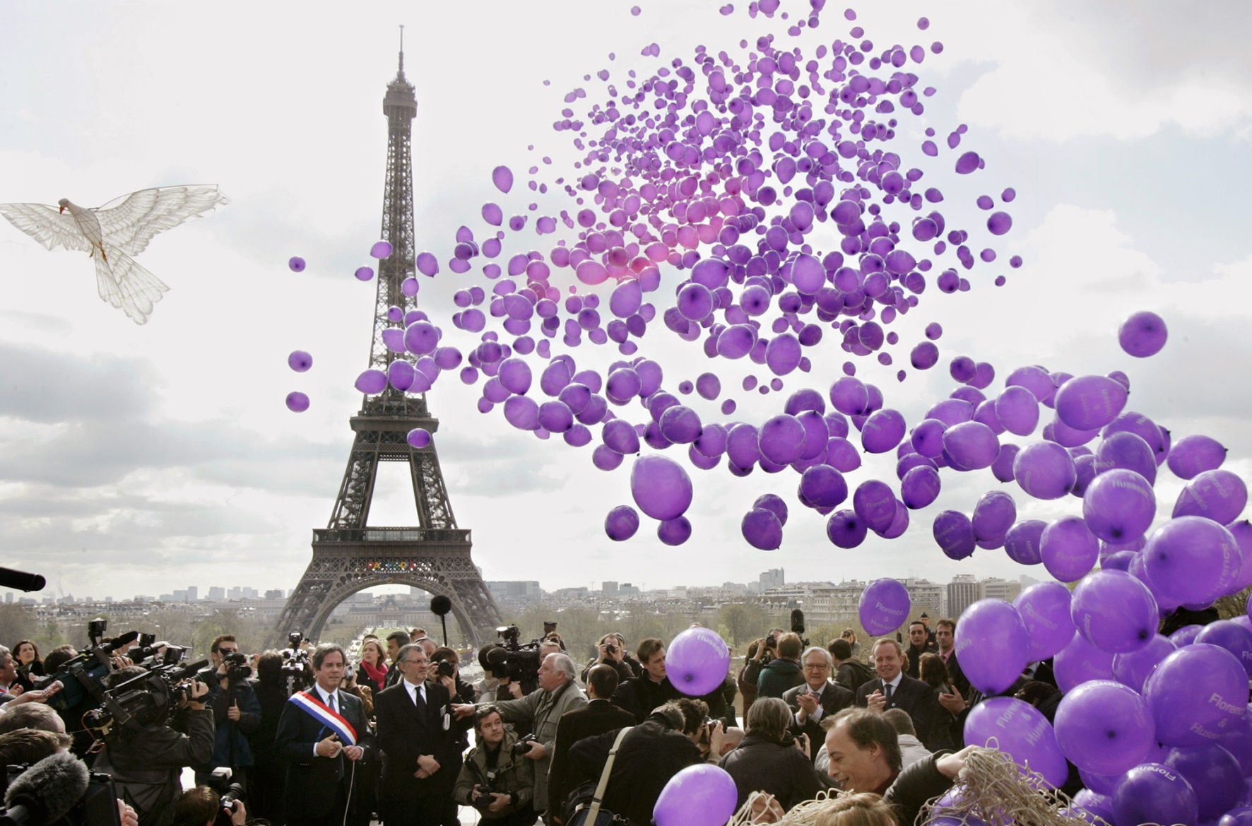Башня с шарами. Париж сиреневый. Париж и шарики. Сирень в Париже. Шарики Париж воздушные.