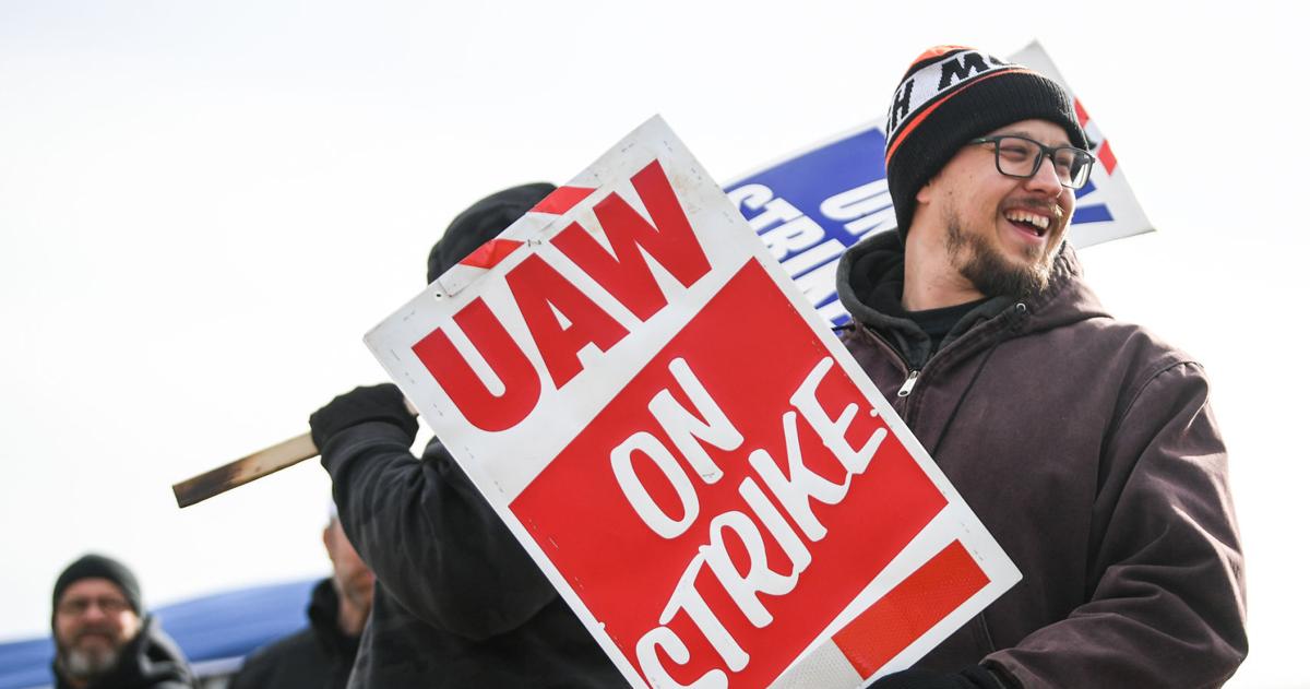 UAW, Deere tentative agreement sees the return of a costofliving