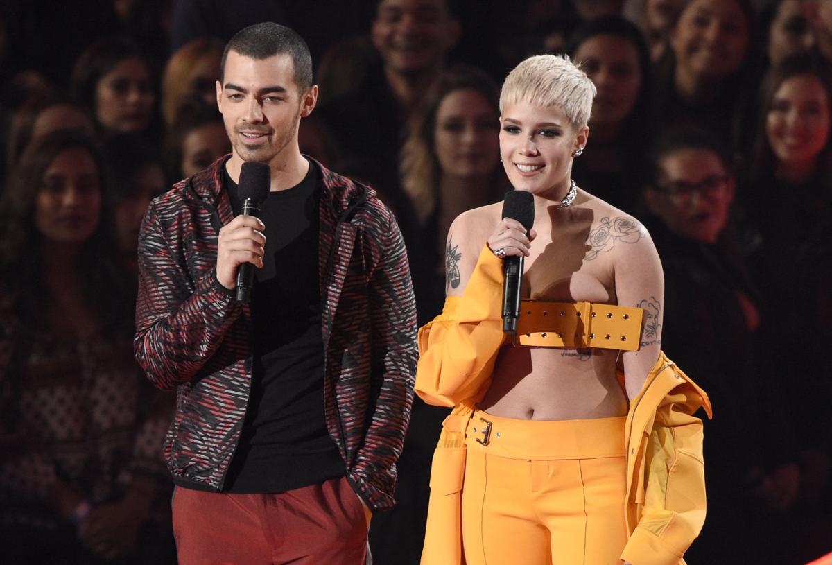 2017 iHeartRadio Music Awards - Show