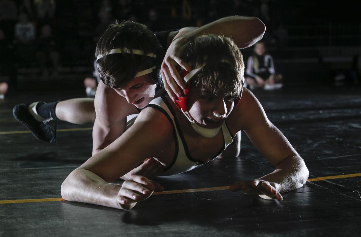 011117-BETTENDORF-WRESTLING-019