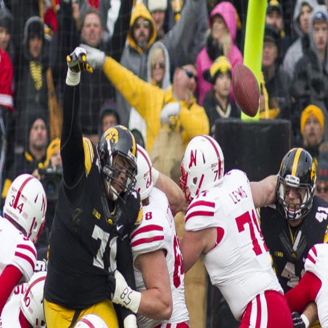Hawkeyes Carl Davis Helps Himself At The Senior Bowl Iowa
