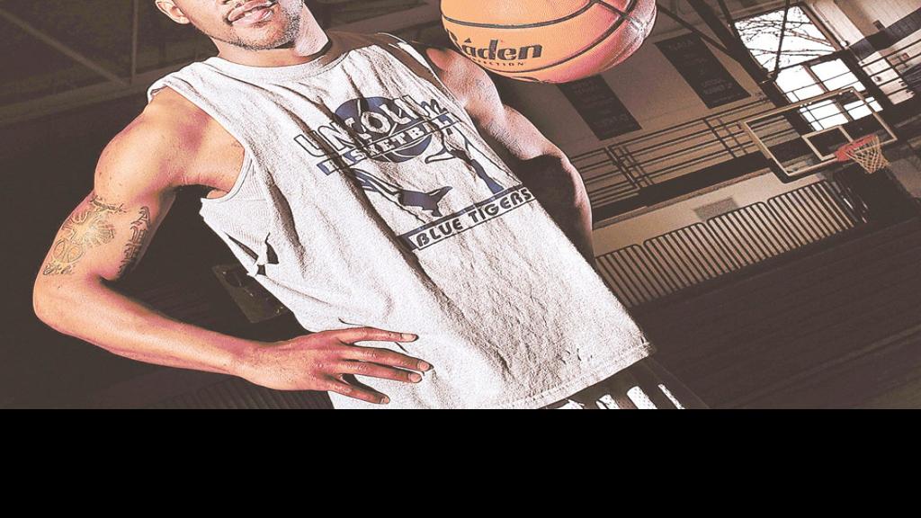 Davenport S Davis Takes Shot At Pros St Ambrose Sports