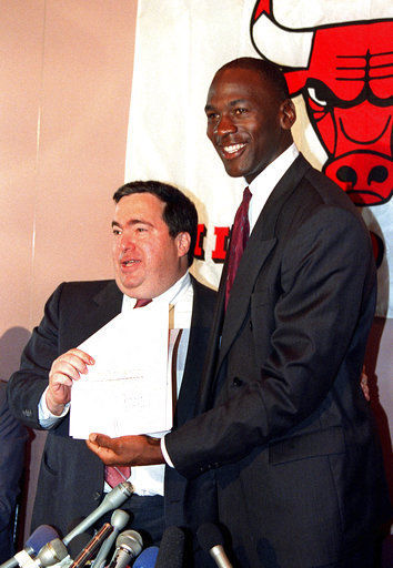 Jerry Krause, Bulls' GM during 1990s dynasty, dies at 77