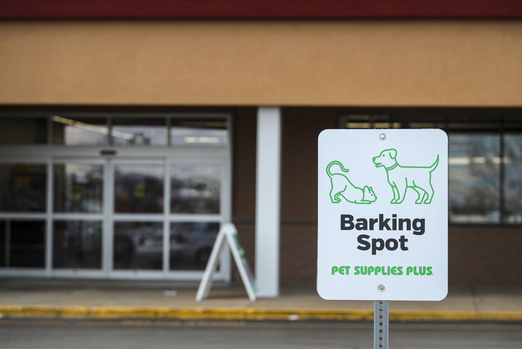 Pet Supplies Plus makes splash in Davenport