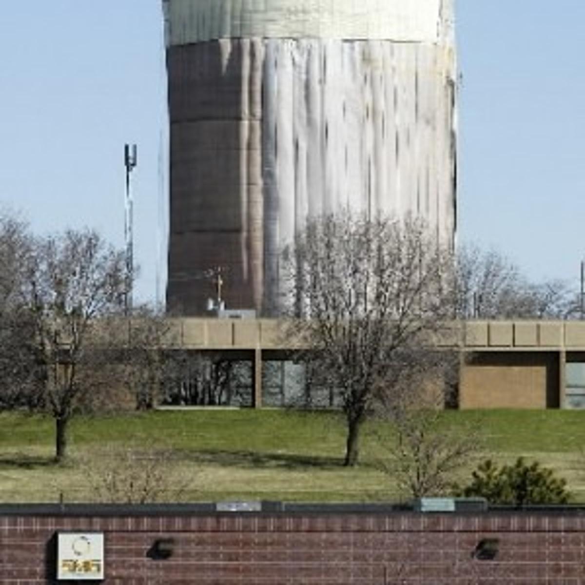 Crews Painting Water Towers Under Tarps Ask The Times Qctimes Com