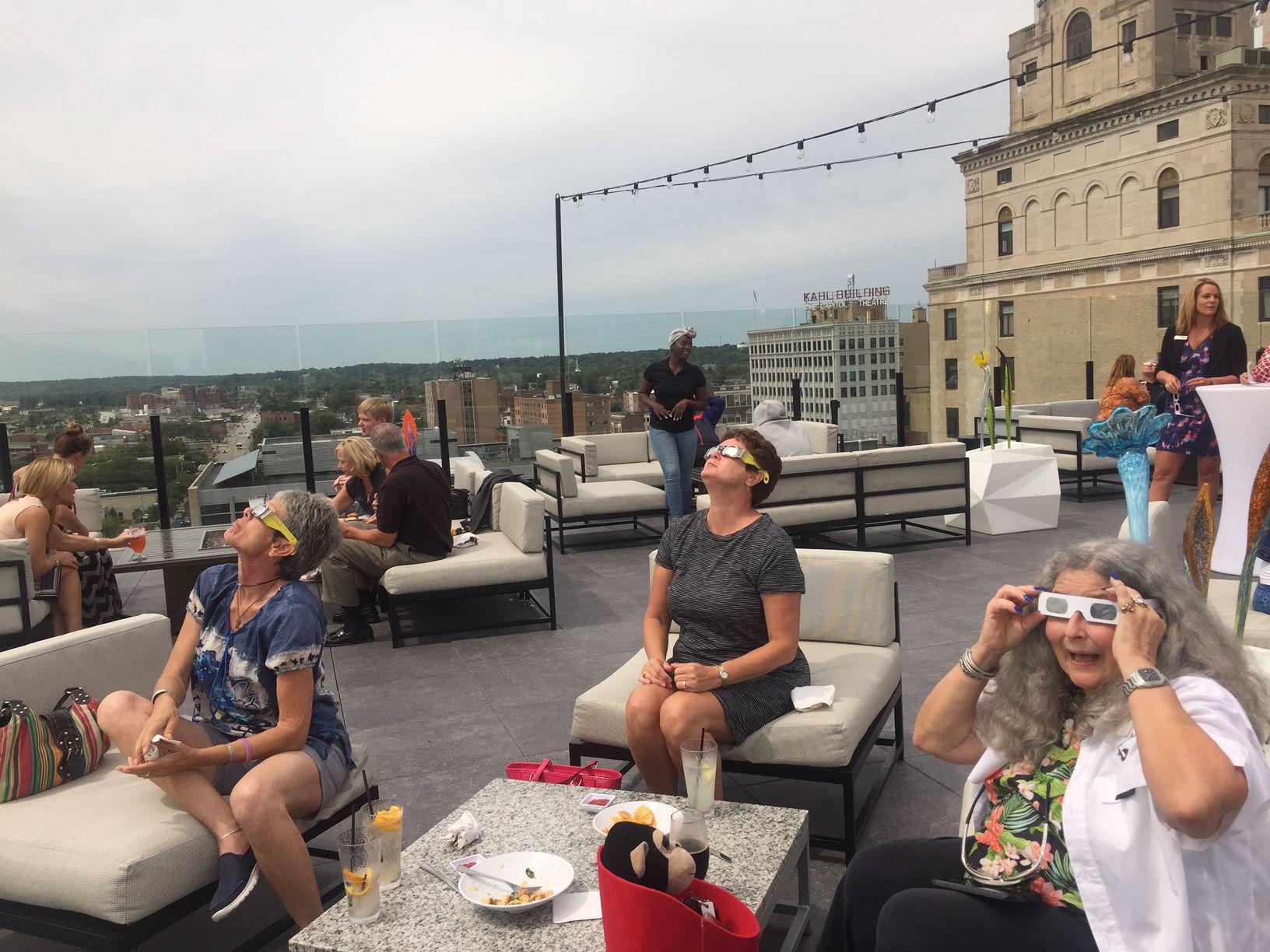 Too Cool To Miss Rooftop Bar Hosts Spontaneous Party For Solar Eclipse Local News Qctimes Com