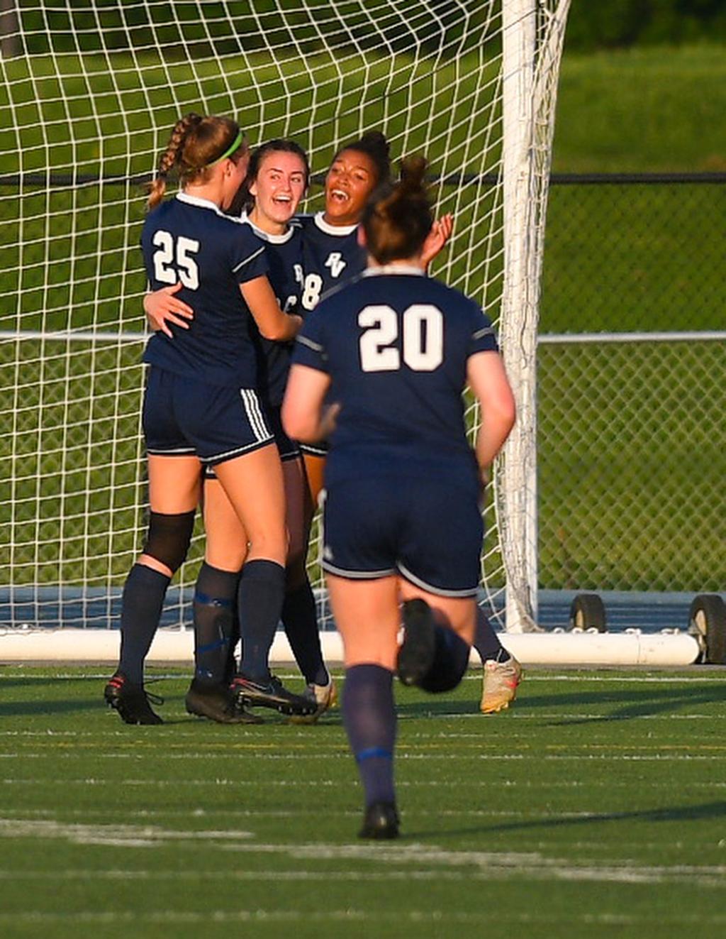Photos Pleasant Valley Beats Muscatine 3 0 High School Soccer Qcvarsity Com Qctimes Com