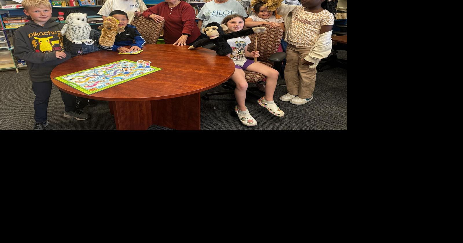Puppets share stories with Muscatine students