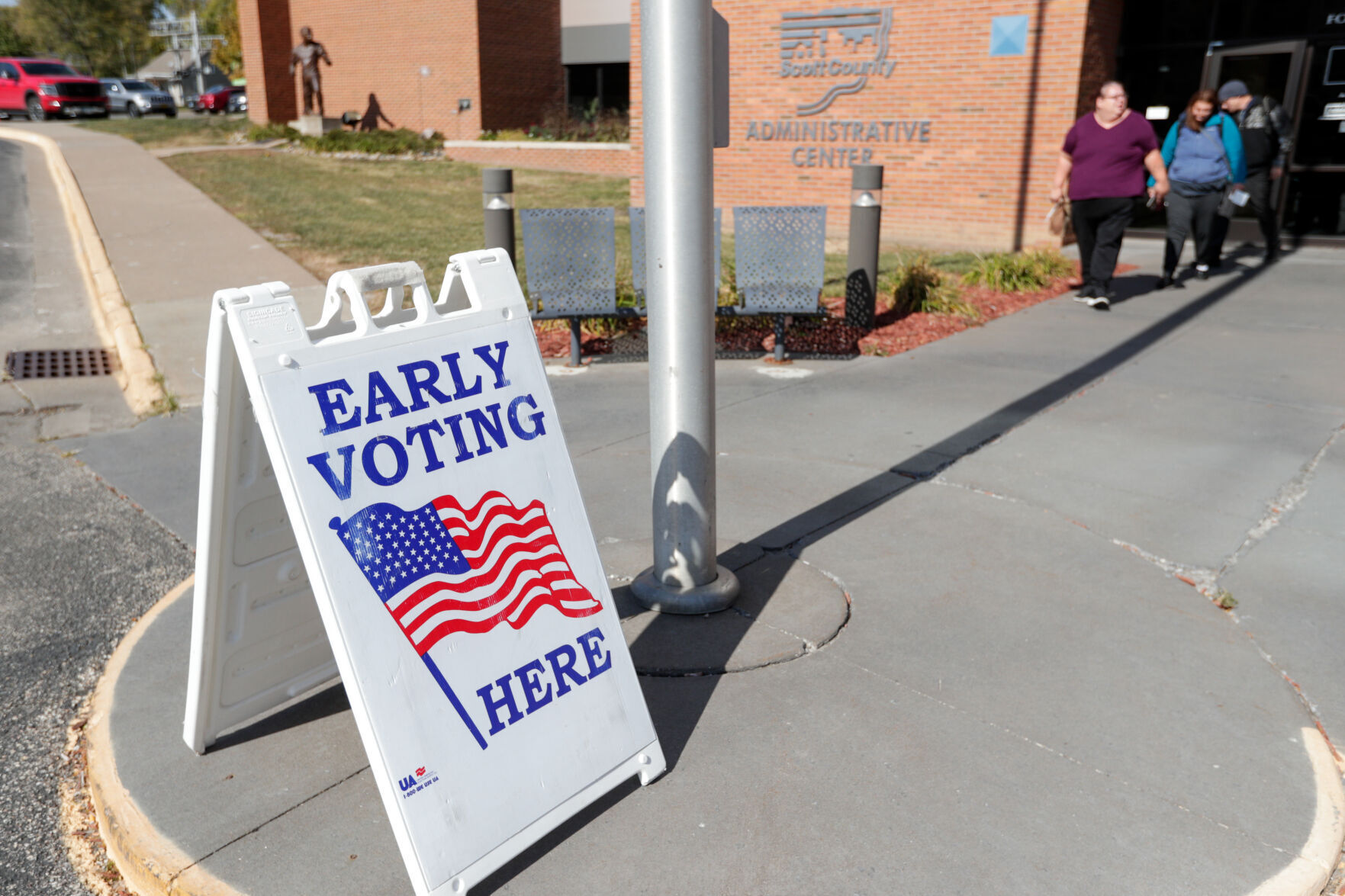 Rita Vargas and Michele Darland running for Scott County recorder