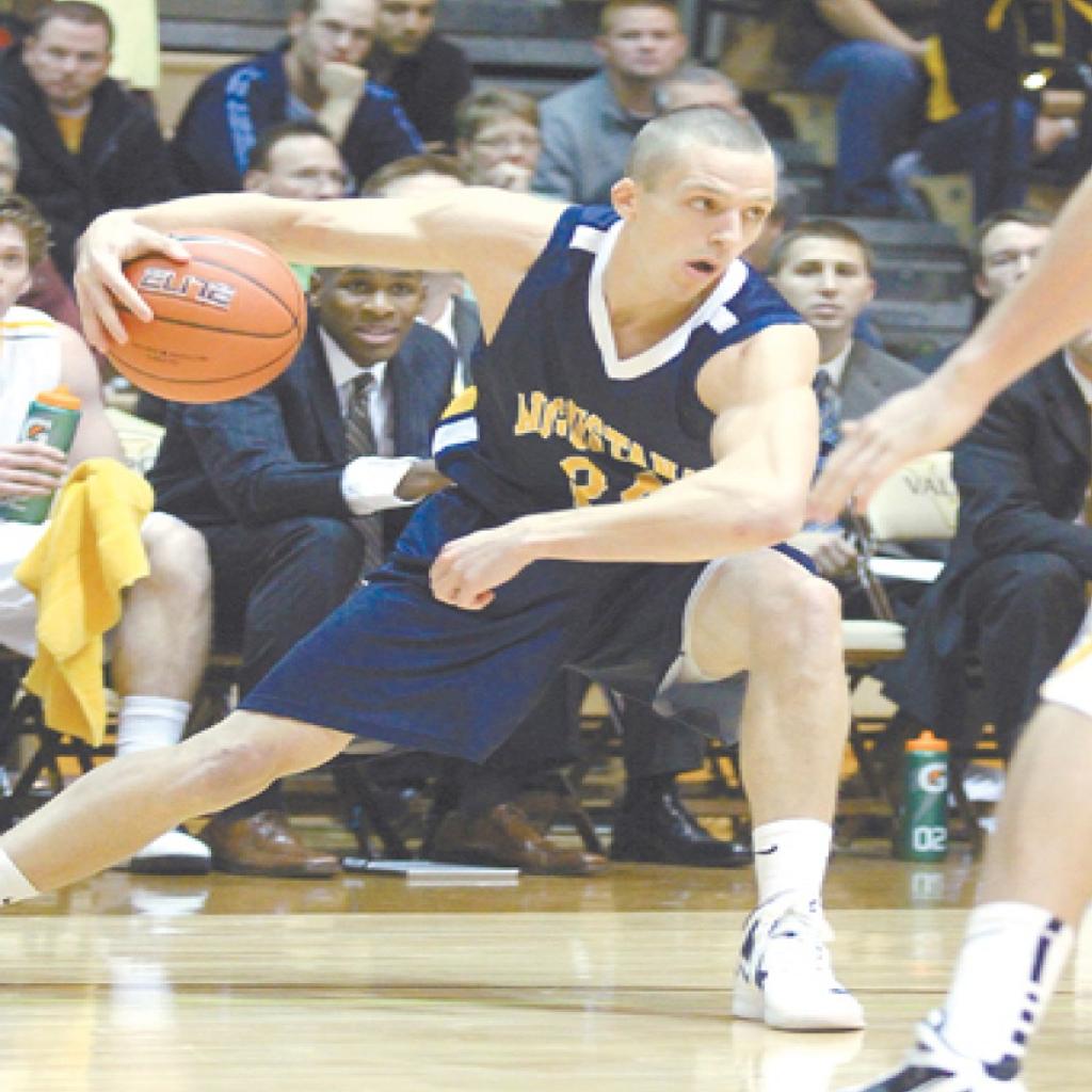 Dwyer Supplies Toughness For Augie College Basketball Qctimes Com