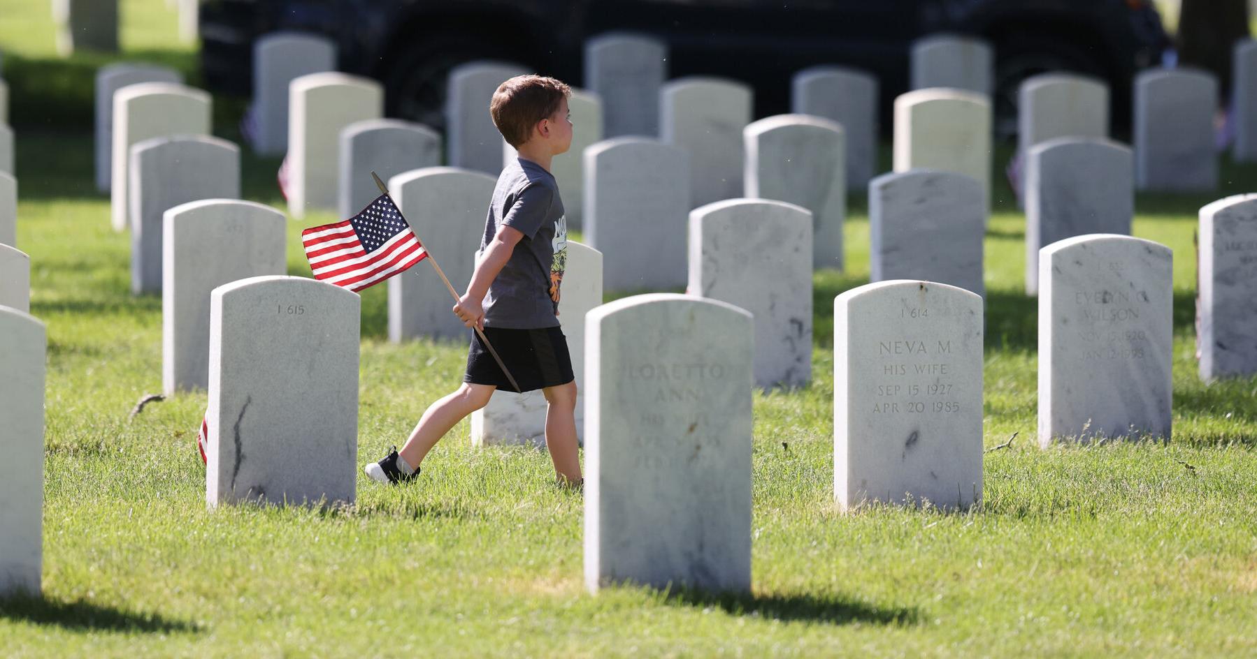 Volunteers place flags at Rock Island National Cemetery - Vimarsana News