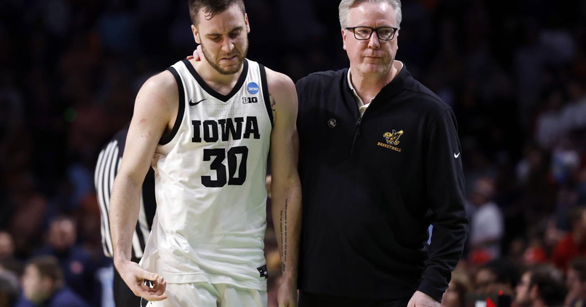 Hawkeye coach savors one final father-son moment