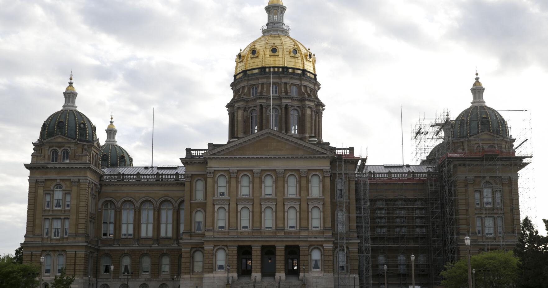 Teacher groups say Iowa bill to meant protect students from 'grooming' overbroad, could have 'chilling effect' - Vimarsana News