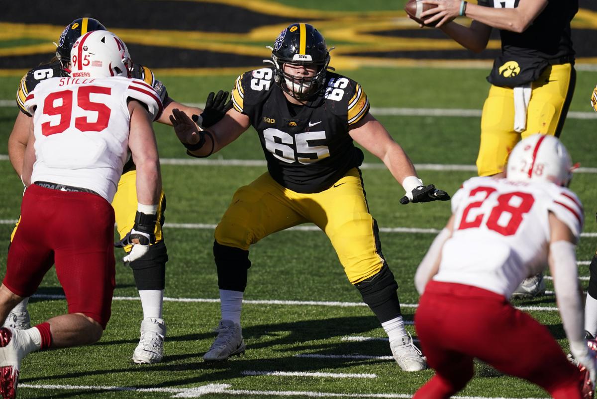 Baltimore Ravens pick Iowa's Tyler Linderbaum with 25th pick of