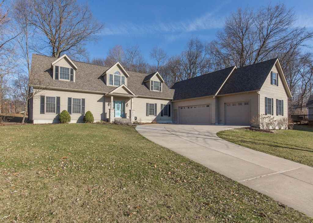 5 Bedroom Home in Le Claire - $385,000