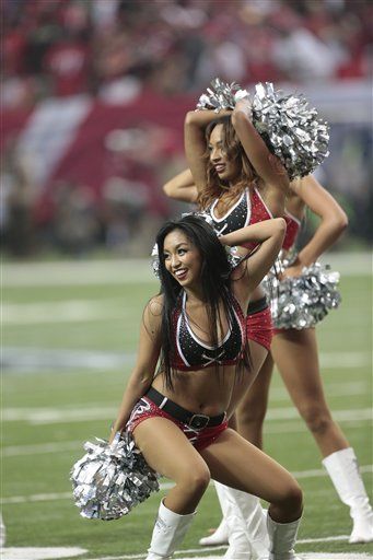 A Cincinnati Bengals cheerleader performs before an NFL football game  against the Baltimore Ravens, Sunday, Jan. 3, 2016, in Cincinnati. (AP  Photo/Frank Victores Stock Photo - Alamy