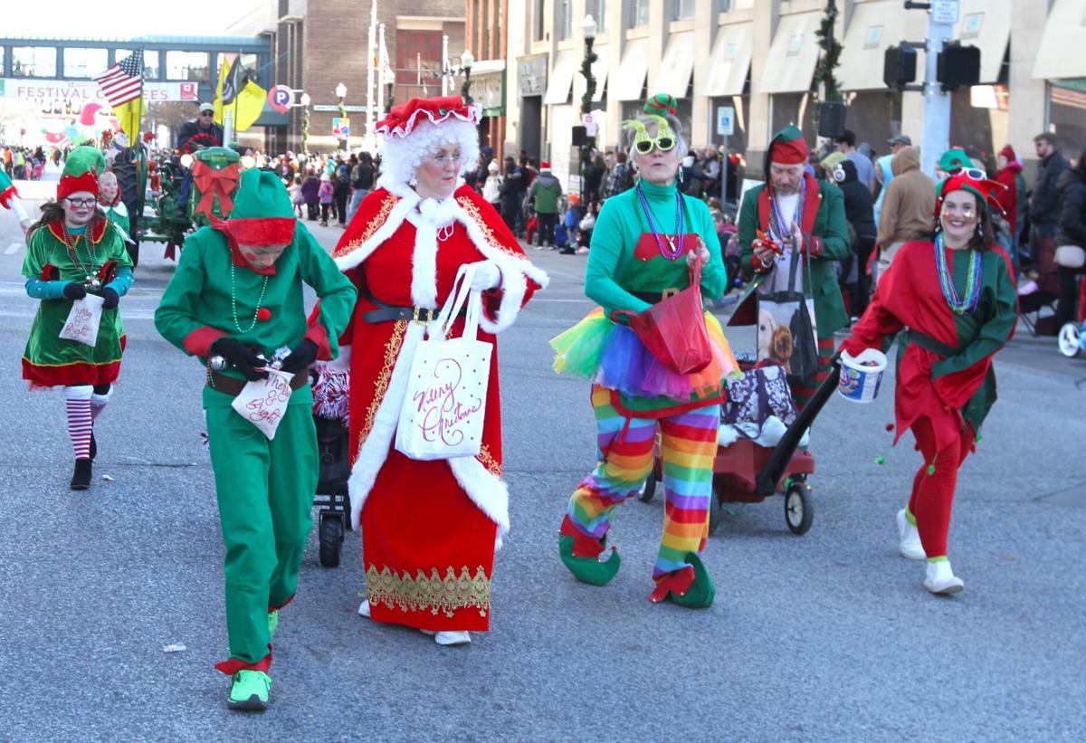 Festival of Trees Holiday Parade in Davenport draws crowd