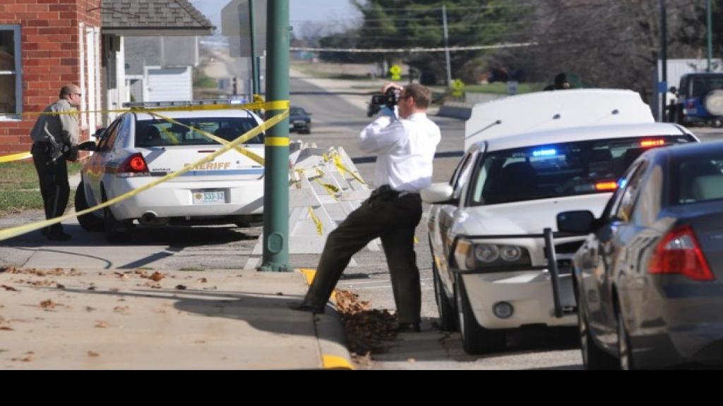 Bank robbery suspects wound 2 lawmen Iowa News