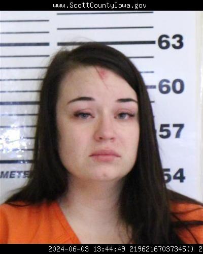 Woman charged with attempted murder for Davenport stabbing
