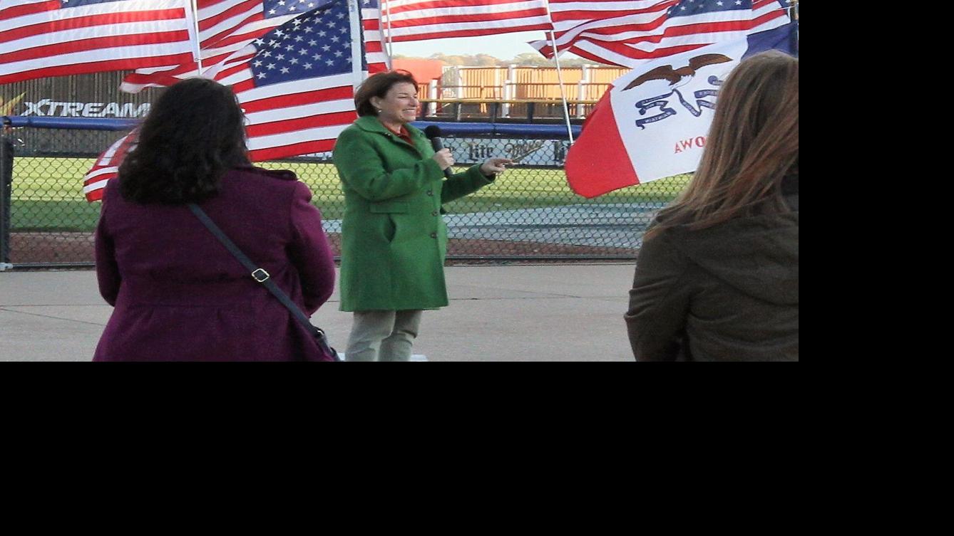 Klobuchar, Scott County Democrats urge people to vote