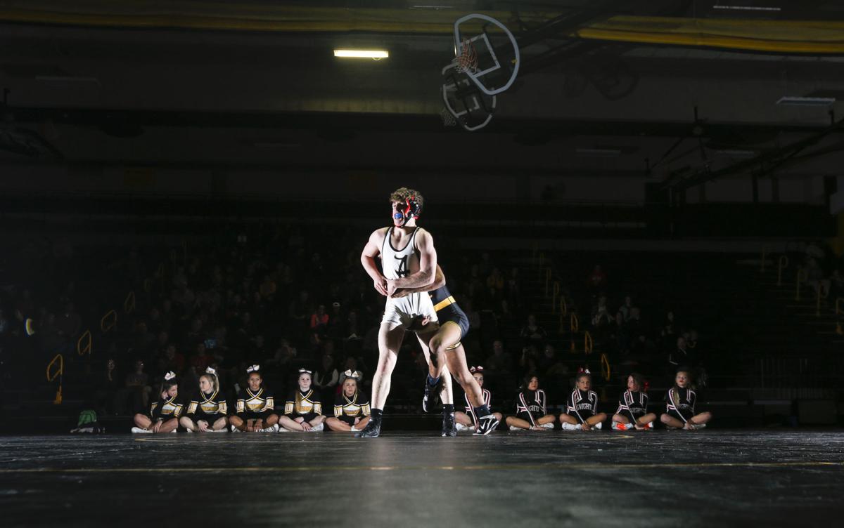 011117-BETTENDORF-WRESTLING-017