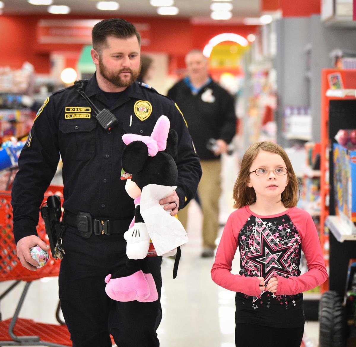 12419-mda-nws-shopcop-022a.JPG