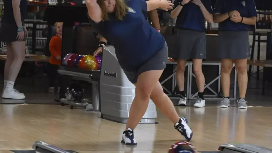 Women's bowling opens season with Midwest D3 Roundup