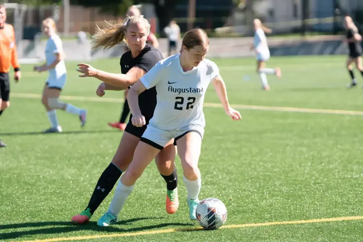 Women's soccer falls to Wheaton in CCIW road match
