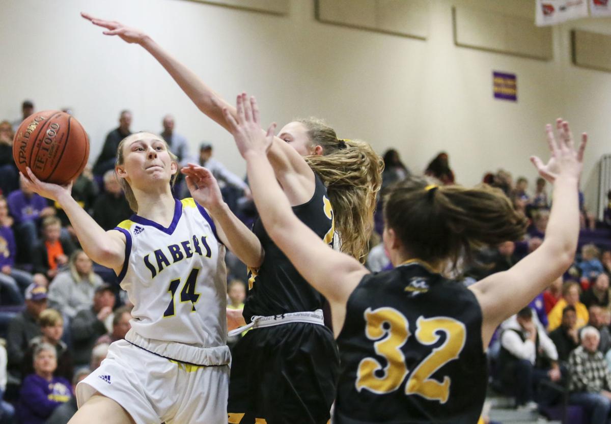 Sabers Fall Late To Defending State Champs High School Girls Basketball Qcvarsity Com Qctimes Com