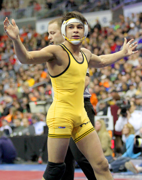 Bulldogs Stroker A 3 Time State Champ Schwarm Wagner Repeat High School Wrestling Qcvarsity Com Qctimes Com