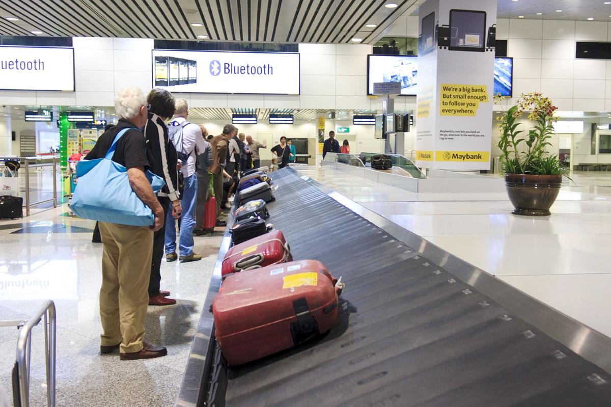 OPED-AIRPORTS-GUNS-EDITORIAL-DMT