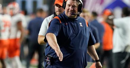 Illinois punctuates spring practice with scrimmage Illinois punctuates spring practice with scrimmage