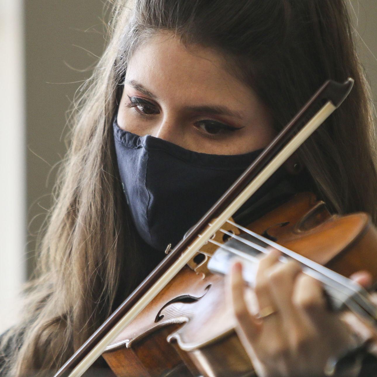 Cma S Christmas Show Not Too Countrified But It Still Makes Very Merry People Com