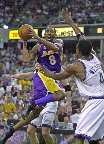 This Day In Lakers History: Kobe Bryant Sinks Kings With Buzzer