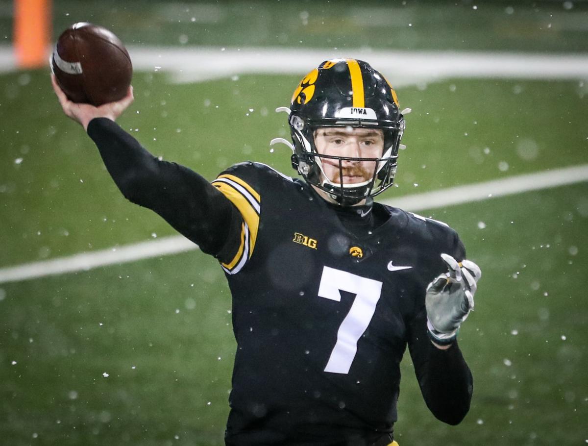 121220-qc-spt-iowa-wisc-fb-055