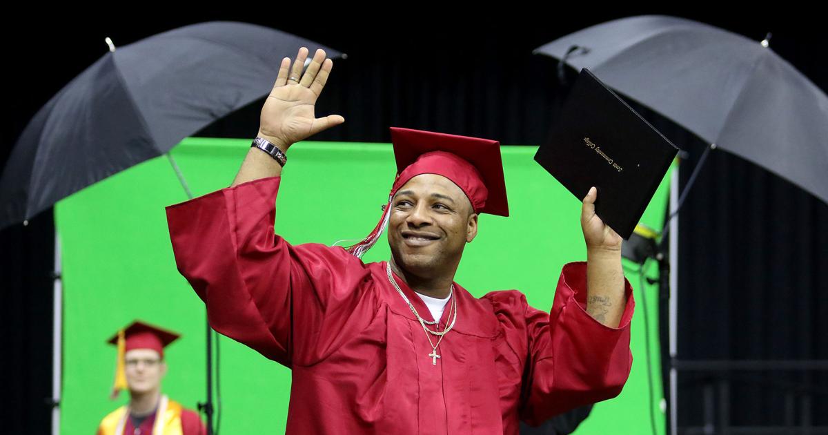 Scott Ritchie Graduation Photos: Scott Community College Graduation